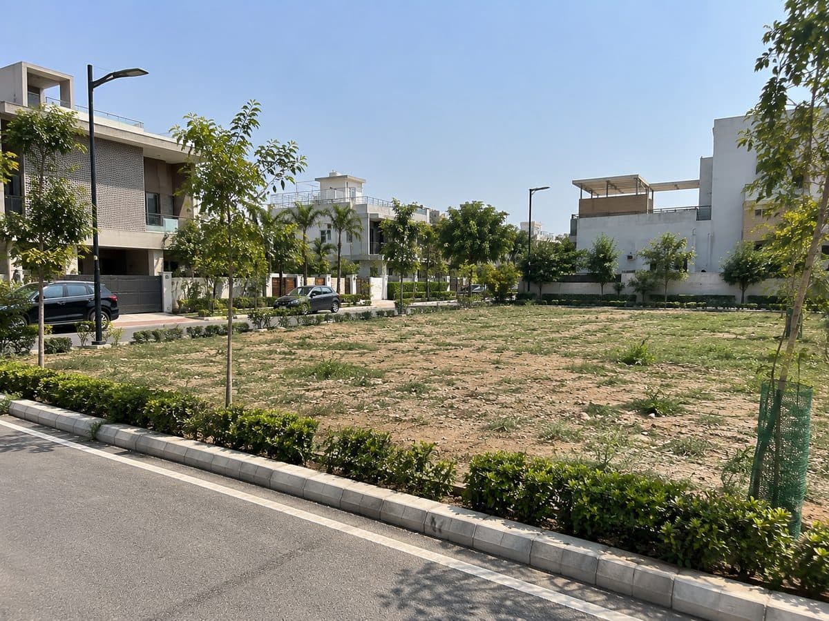 450 sq yd residential plot in South City 1, Gurgaon